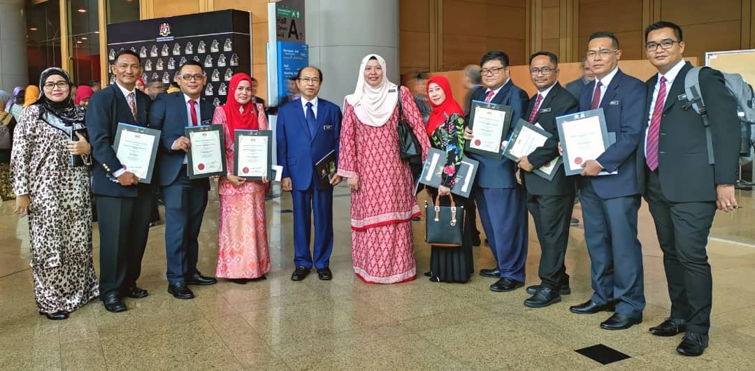 Norzawiyah(enam dari kiri) bersama Setiausaha Bahagian Komunikasi Strategik,KKMM, Datuk Almain Ajirul(lima dari kiri) bersama sebahagian penerima APC JaPen Sabah.