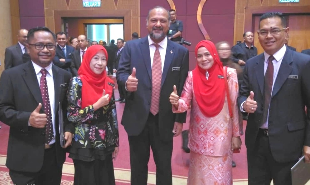 Penerima APC Japen Sabah merakamkan kenangan bersama Gobind(tengah).