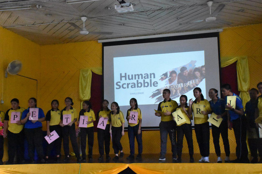 Gambar aktiviti Human Scrabble bersama pelajar SMK Julau