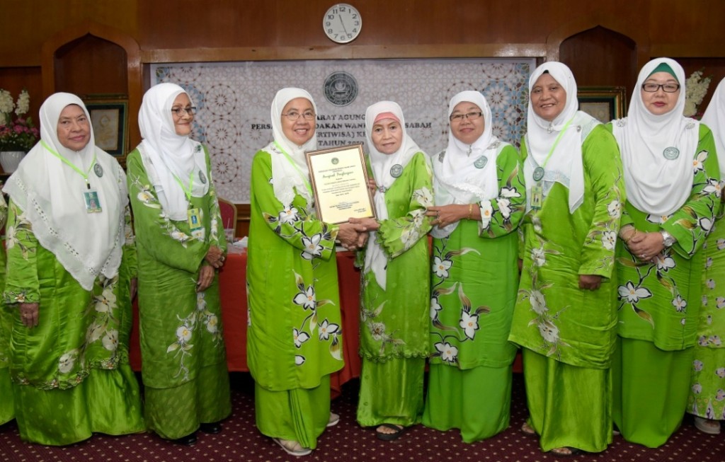 Hajah Nanih Abah menerima sijil penghargaan sebagai AJK Seranta