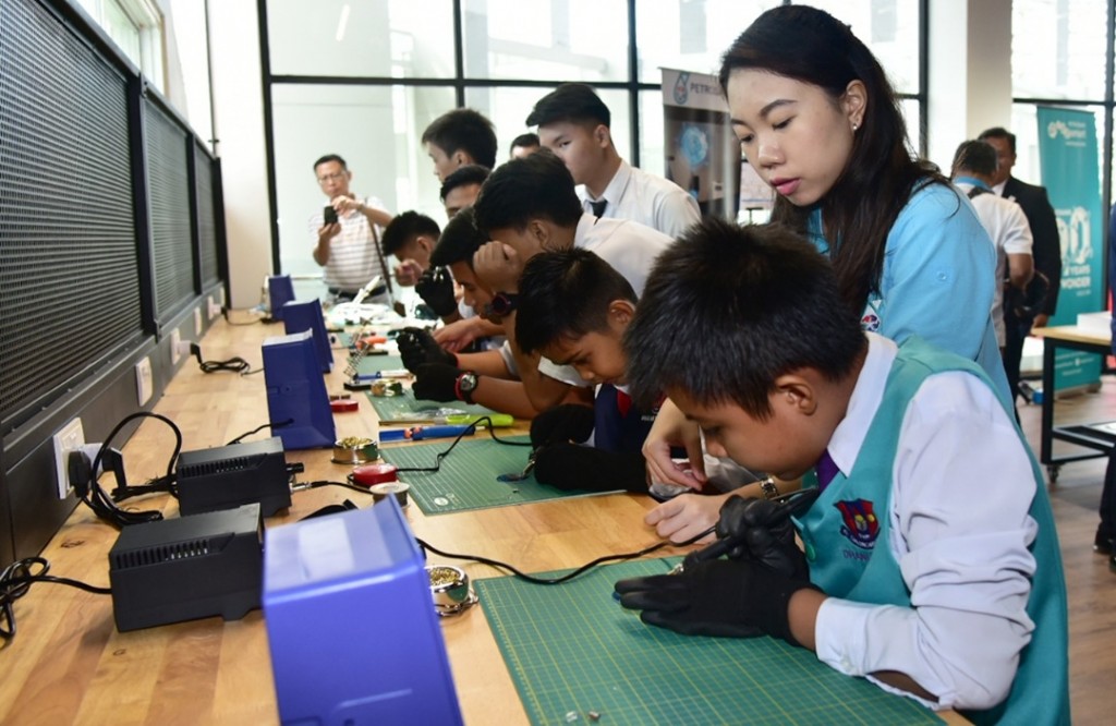 Para pelajar tidak melepaskan peluang untuk mencuba aktiviti membina robot di Pameran Petronas.