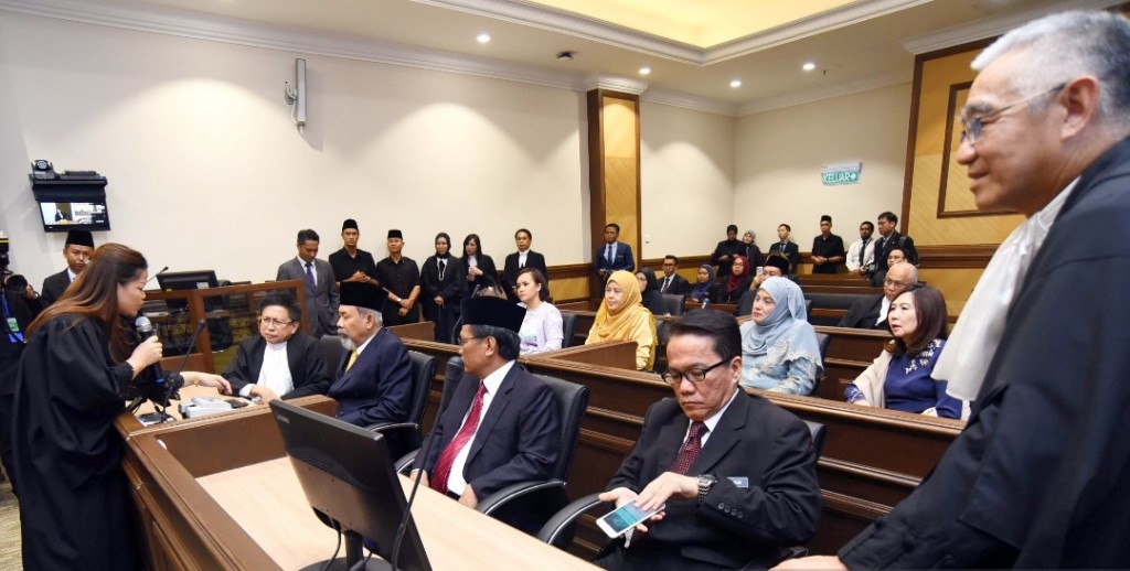 Tun Juhar (tiga dari kanan) diberi penerangan ringkas ketika melawat bilik bicara terbuka.