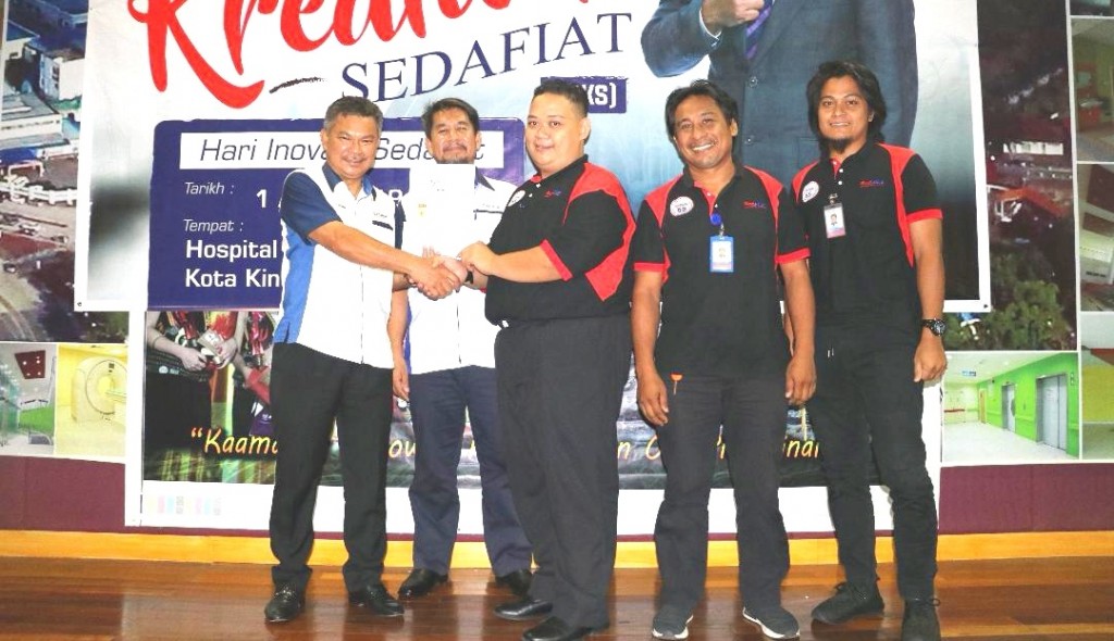Ag Buhtamam menyampaikan sijil kepada juara kumpulan inovasi daripada Sedafiat Tawau melibatkan produk Pencuci tiub condensor dan evoperator chiller.