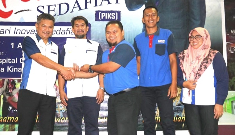 Sedafiat Kinabatangan… Ag. Buhtamam menyampaikan sijil kepada kumpulan inovasi PIKS yang menjadi pemenang tempat ketiga. 