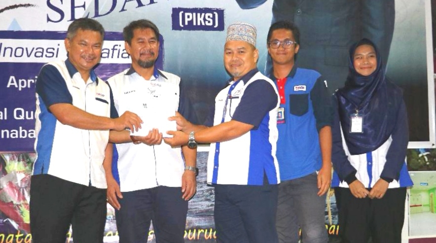 Naib Juara …Ag. Buhtamam ketika menyampaikan sijil kepada Naib juara Sedafiat Sandakan.