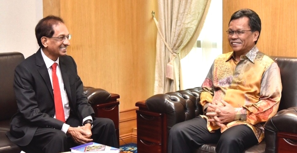 Harris (kiri) berbual mesra bersama Mohd Shafie (kanan).