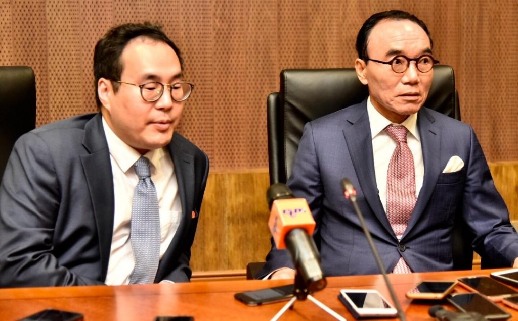 Hong (kanan) dan David (kiri) semasa sesi sidang media.
