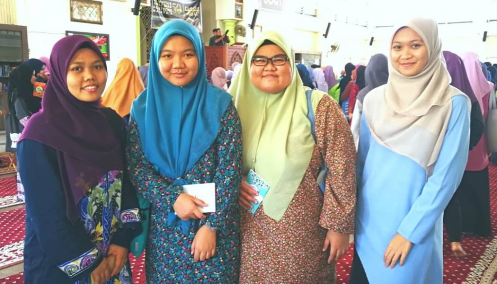 Siti Karma (kiri) bersama rakan-rakan daripada program Perakaunan – Syarifah Norshahfifi Yacob (duadari kiri), Nur Adilah Bakri dan Siti Aisyah Suharto (kanan) 