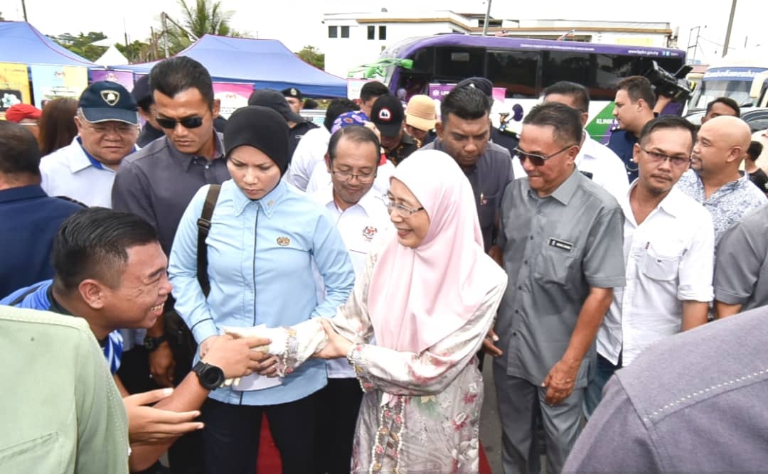 Wan Azizah bersalam dengan para pengunjung Festival Beaufort 2019.