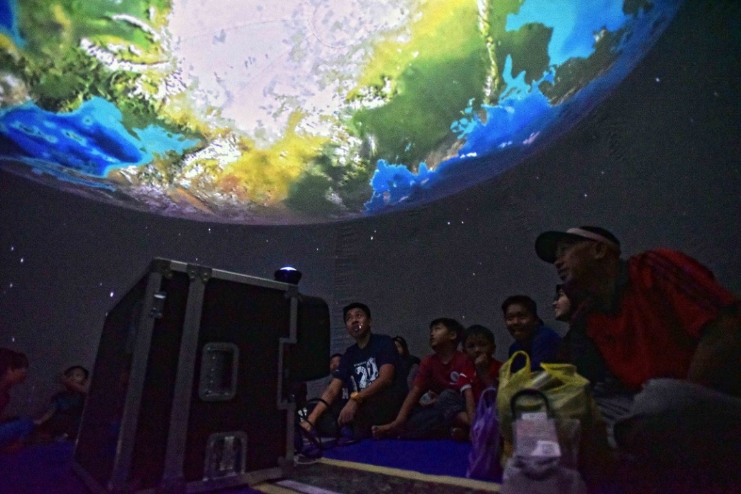9.Suasana penceritaan yang menarik di dalam Planetarium Dome. 
