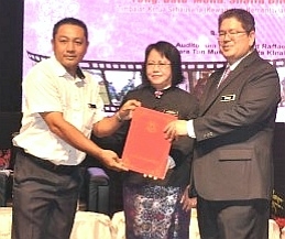 Mohd Shafiq ketika menyampaikan sijil perkhidmatan cermerlang kepada salah seorang anggota KKM negeri.