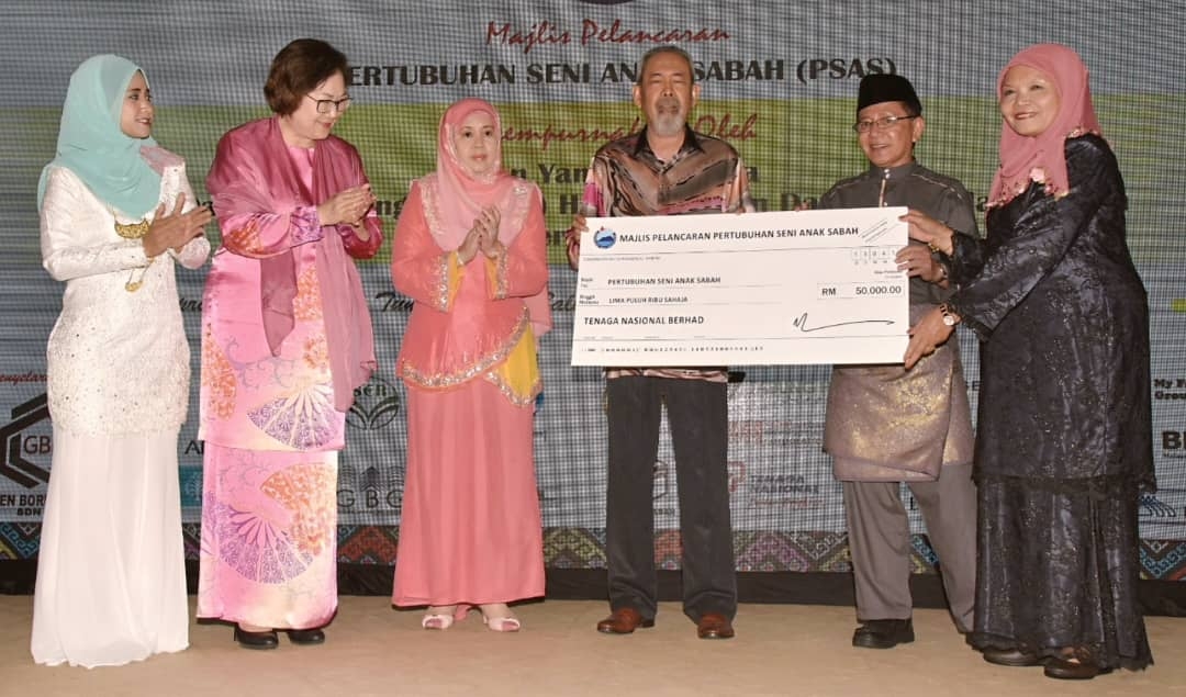 Simbolik... Tun Juhar (tiga dari kanan) menerima sumbangan berjumlah RM 50 ribu bagi pihak PSAS daripada Tenaga Nasional Berhad yang disampaikan Pengurus Besar Komunikasi Korporat SESB, Cenderamata Sinteh (kanan).
