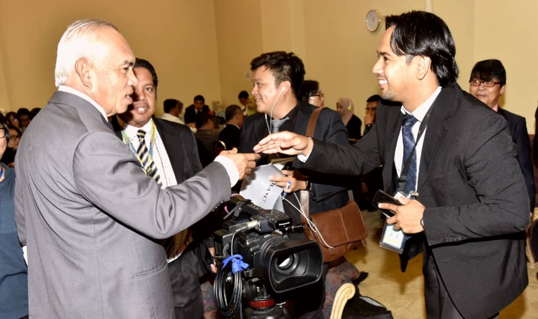 Yusof (kiri) ketika bersembang dengan jurukamera RTM Sabah, Nurhisyam Ismail (kanan) dan Asmat Oyah (dua dari kiri).