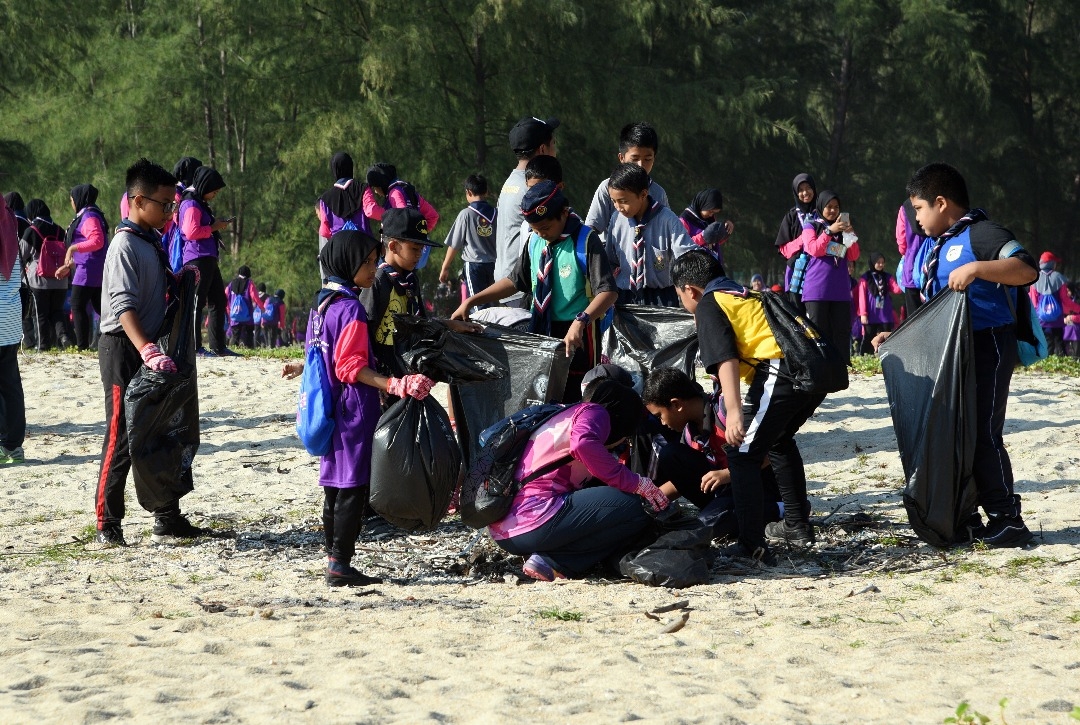 Peserta mengutip sampah sarap pada program `Terengganu Go Clean 2019' di Pantai Teluk Ketapang, Kuala Nerus.