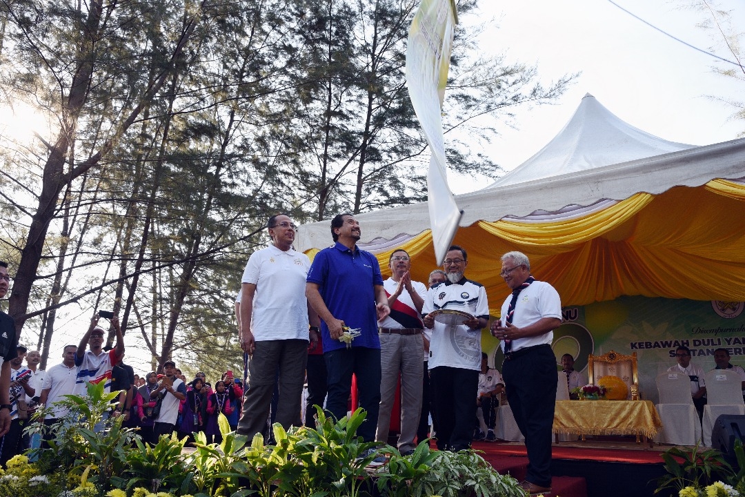 Sultan Terengganu, Sultan Mizan Zainal Abidin melancarkan program `Terengganu Go Clean 2019' di Pantai Teluk Ketapang, Kuala Nerus.