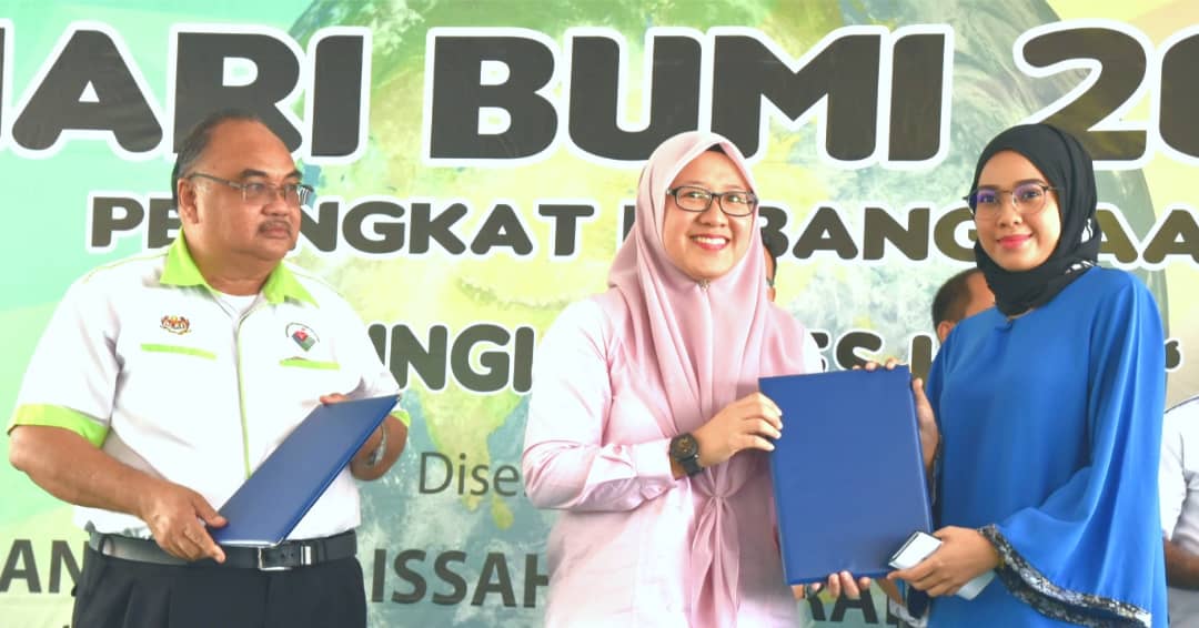 Isnaraissah (tengah) menyampaikan sijil penghargaan kepada wakil New Sabah Times yang menjadi penaja kepada program itu.