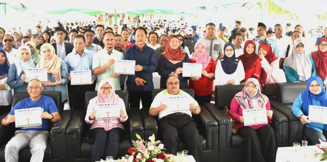 Isnaraissah (duduk, tengah) bersama Hakim Besar Sabah dan Sarawak, Datuk Seri Panglima David Dak Wah (duduk, dua dari kiri) dan Ketua Pengarah Alam Sekitar, Datuk Dr Kamarulnajuib Che Ibrahim (duduk, dua dari kanan) bergambar kenangan dengan tetamu jemputan dan orang ramai yang hadir ke Sambutan Hari Bumi 2019 Peringkat Kebangsaan.