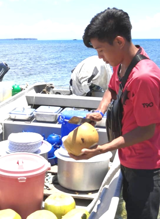 Floating Coral Bar memberi peluang pekerjaan kepada belia dari kampung berhampiran sebagai kru pulau dan mendapat pendapatan tambahan hasil daripada jualan air kelapa.