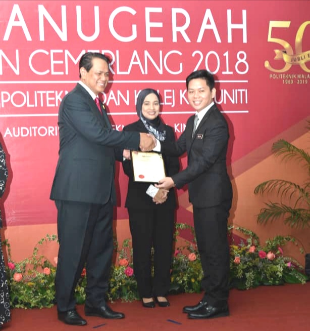Eric (kanan) menerima sijil APC daripada Prof. Dato’ Dr. Mohd. Ismai slambil disaksikan oleh Zainab. 