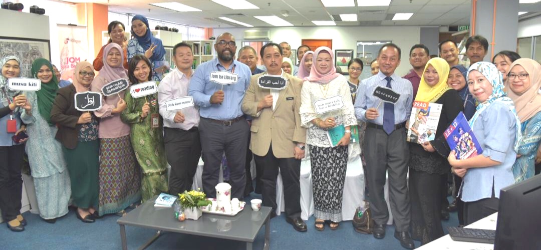 Warga JaPen Sabah merakam gambar kenangan selepas Program Jom Baca Bersama 10 Minit. 