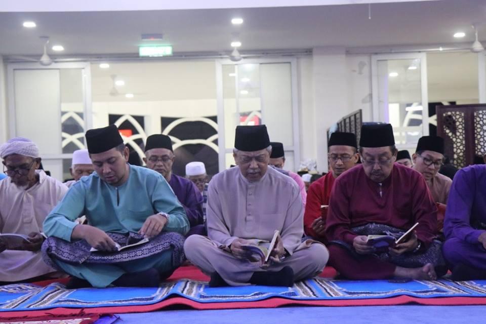 Semasa tahlil dan bacaan Yassin sempena Sambutan Ambang Ramadhan di Masjid Jamek Bukit Gambir malam tadi