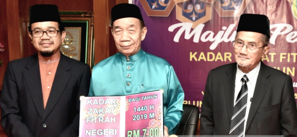 Dr Hasbullah (tengah) mengumumkan kadar Zakat Fitrah 2019 sambil disaksikan Bungsu Aziz (kiri) dan Matussin (kanan) 