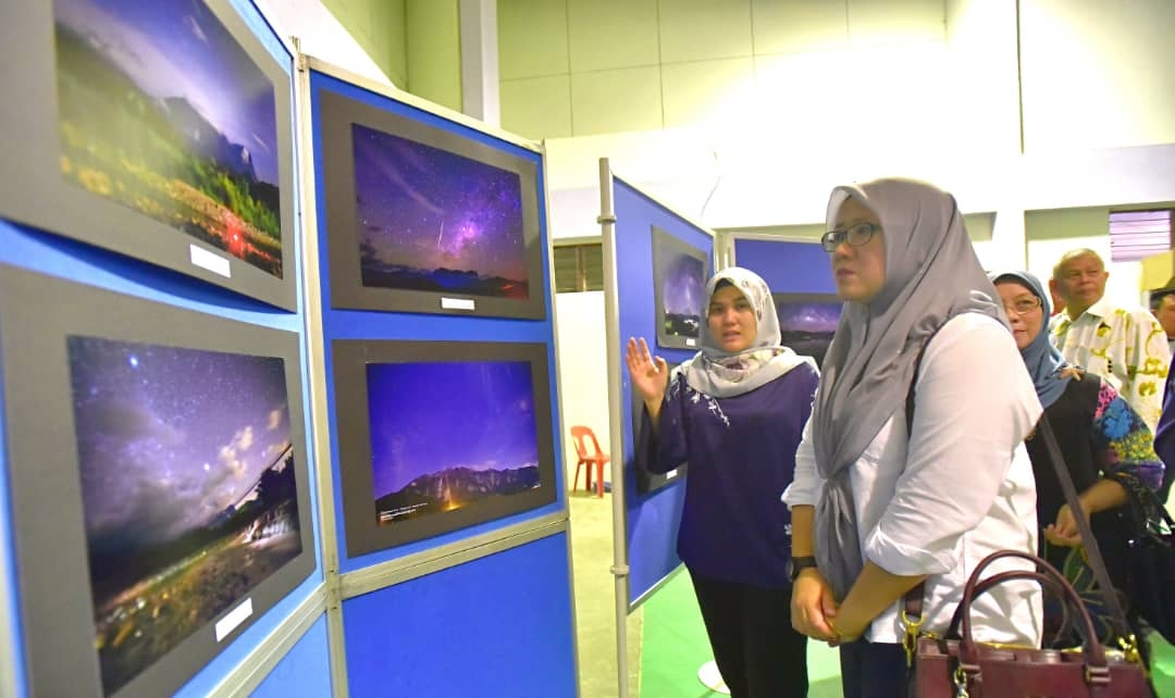 Isnaraissah (kanan) melawat galeri pameran pada sambutan Minggu Sains Negara 2019 Peringkat Sabah.