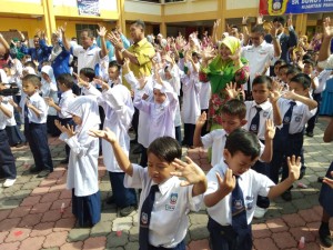 Murid tahun satu SK Bunut Rendang mendemonstrasi tujuh langkah mencuci tangan dengan betul diperhatikan oleh guru-guru. 