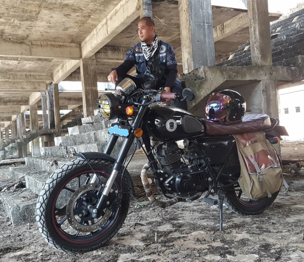 Zulhilmi bersama motosikal kesayangannya