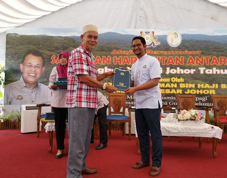Penyampaian Hak Milik Tanah Oleh EXCO Penerangan, Pembangunan Keusahawanan, Koperasi dan Ekonomi Kreatif Negeri Johor