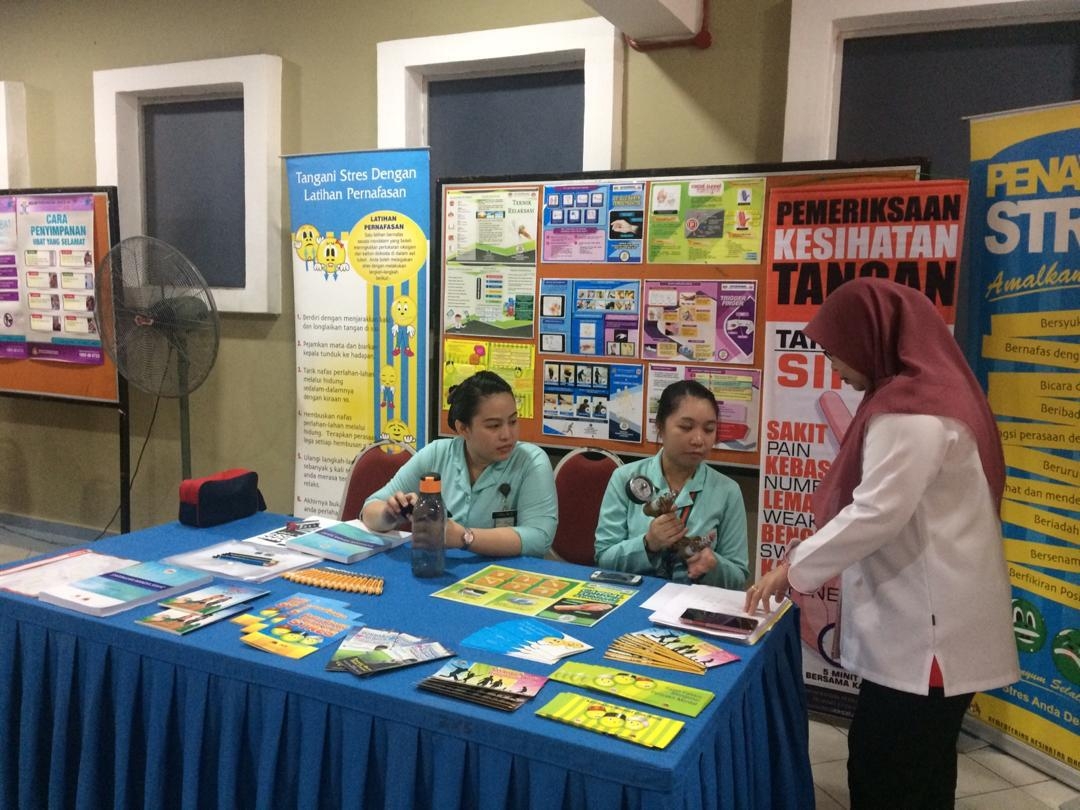 Nadiah Abdullah (kanan) memberi taklimat kepada petugas Jabatan Kesihatan Negeri Johor untuk menjalankan Ujian Minda Sihat kepada tetamu yang hadir