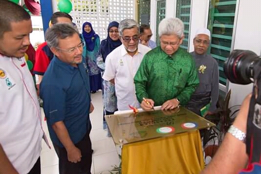 Dato Ir.Ahmad Zakiyuddin menandatangani plak perasmian Klinik Wakaf An-Nur