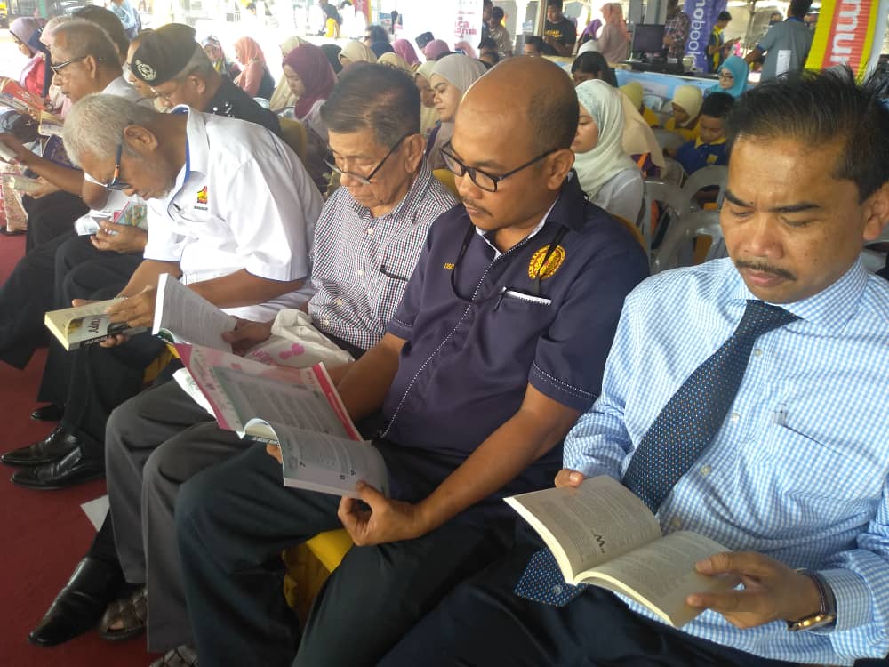  Pejawat awam dan orang ramai kusyuk membaca semasa program Jom Baca Beraam di Pantai Teluk Chempedak, Kuantan