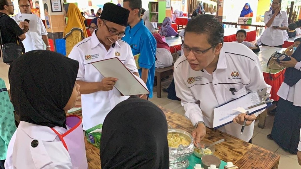 Pegawai Pendidikan Daerah Kota Tinggi sedang merasa masakan sihat yang dimasak oleh peserta