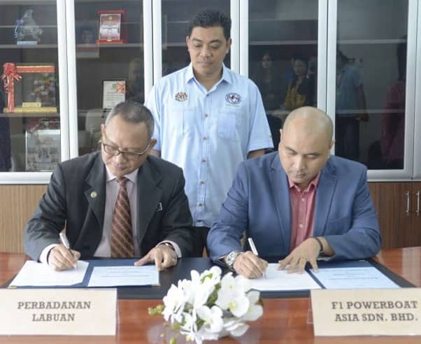 Amir (berdiri) menyaksikan majlis menandatangani Memorandum Persefahaman antara Perbadanan Labuan dan F1 Powerboat Asia Sdn Bhd