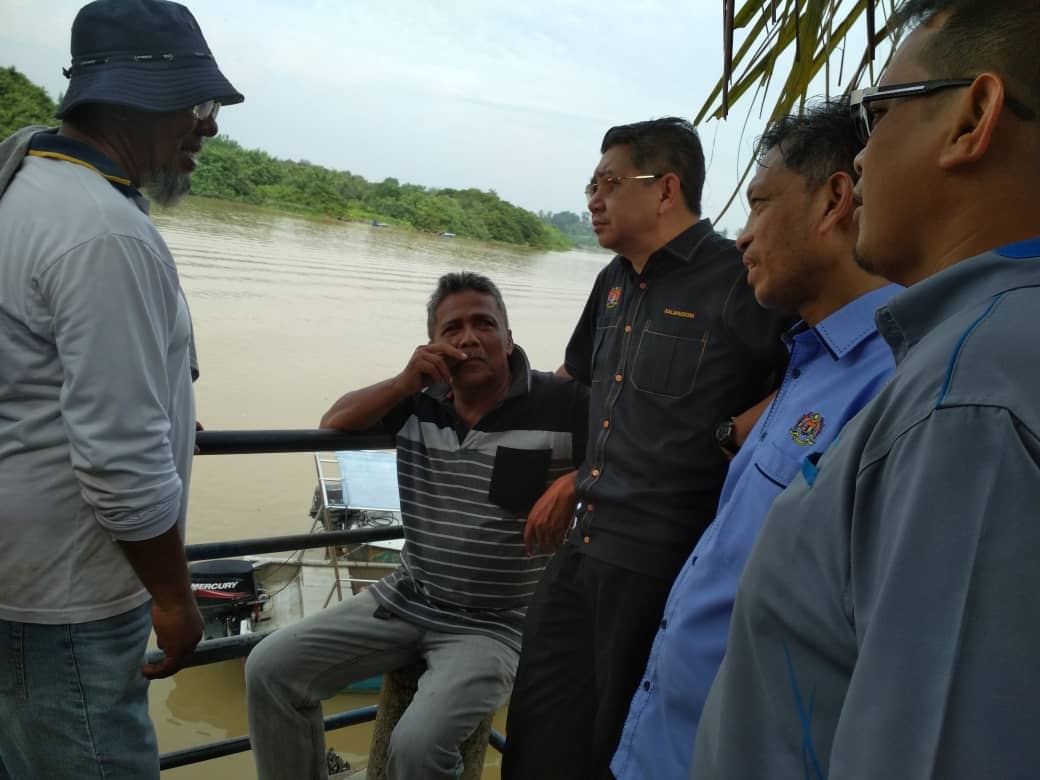 Menteri Pertanian Dan Industri Asas Tani, Salahuddin Ayub beramah mesra sambil mendengar permasalahan dari nelayan tempatan