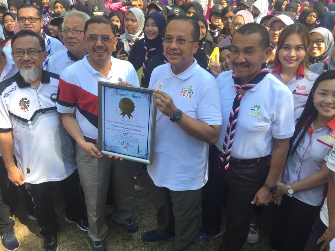 Menteri Besar, Dr Ahmad Samsuri Mokhtar menerima sijil dari 'Malaysia Book of Record'