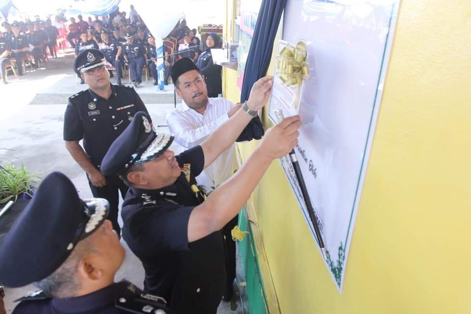 Ketua Polis Terengganu melekatkan Papan Tanda Amaran sebagai simbolik perasmian program