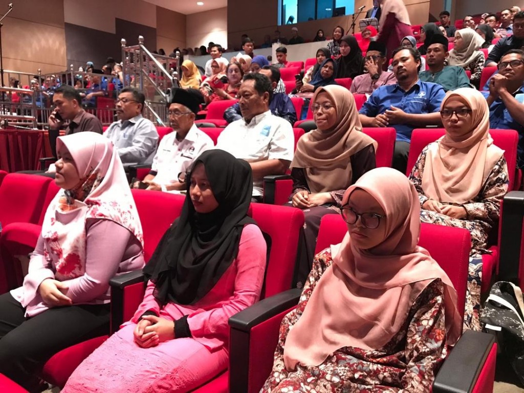 Peserta Konvensyen Memperkasakan Agenda Perpaduan Nasional Peringkat Negeri Johor tahun 2019 fokus mendengar pembentangan kertas kerja pada program berkenaan