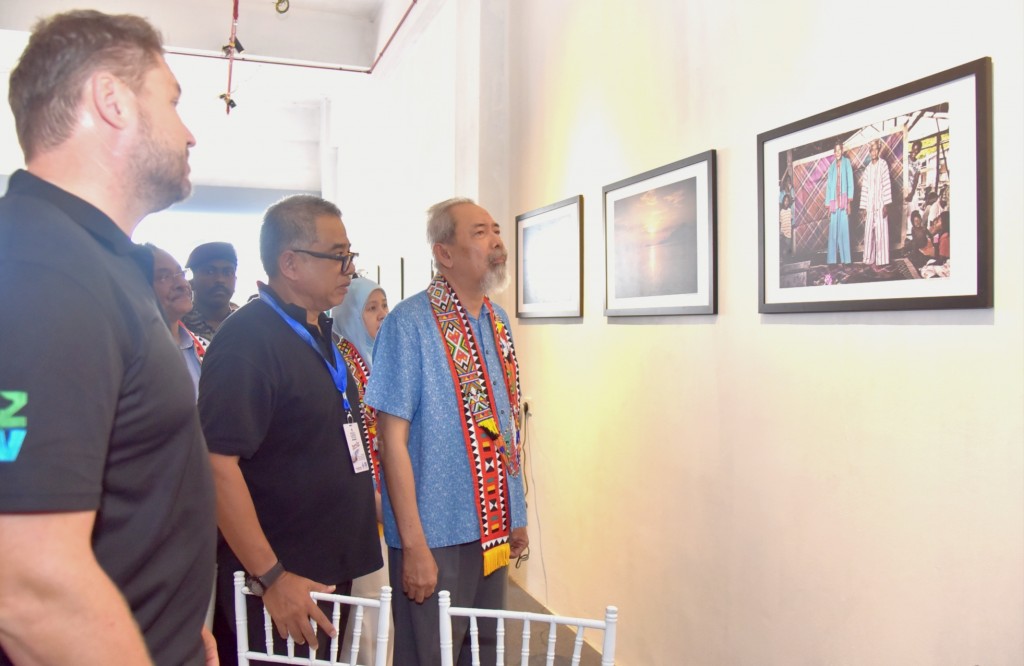 Amri(tengah) menjelaskan sesuatu kepada Yang DiPertua Negeri, Tun Juhar Mahiruddin ketika lawatan ke galeri.
