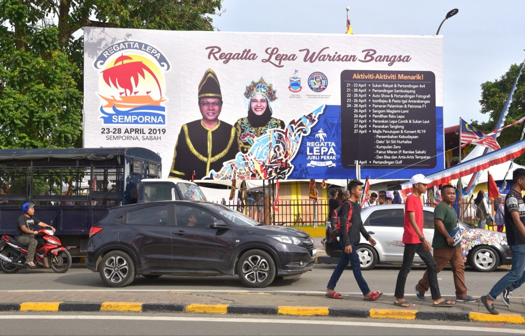 Antara acara yang disusun sepanjang Festival Regatta Lepa dipaparkan pada papan iklan.
