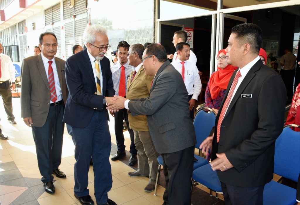 Datuk Raja Kamarul Bahrin Shah bersalaman dengan pegawai dan kakitangan Jabatan Penerangan Terengganu ketika tiba di Wisma Persekutuan.