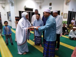 Menteri Besar, Amirudin Shari menyerahkan sumbangan kepada asnaf Kampung Sungai Kertas.