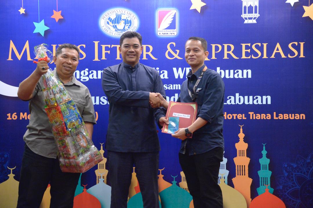 Salah seorang rakan media dari RTM menerima sijil penghargaan daripada Amir (tengah)