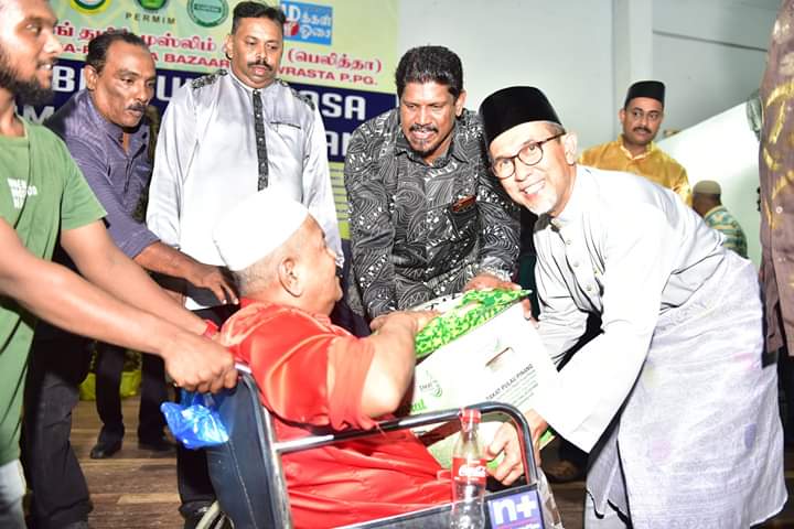 YB Dato Haji Rashid Hasnon menyampaikan sumbangan kepada salah seorang penerima 