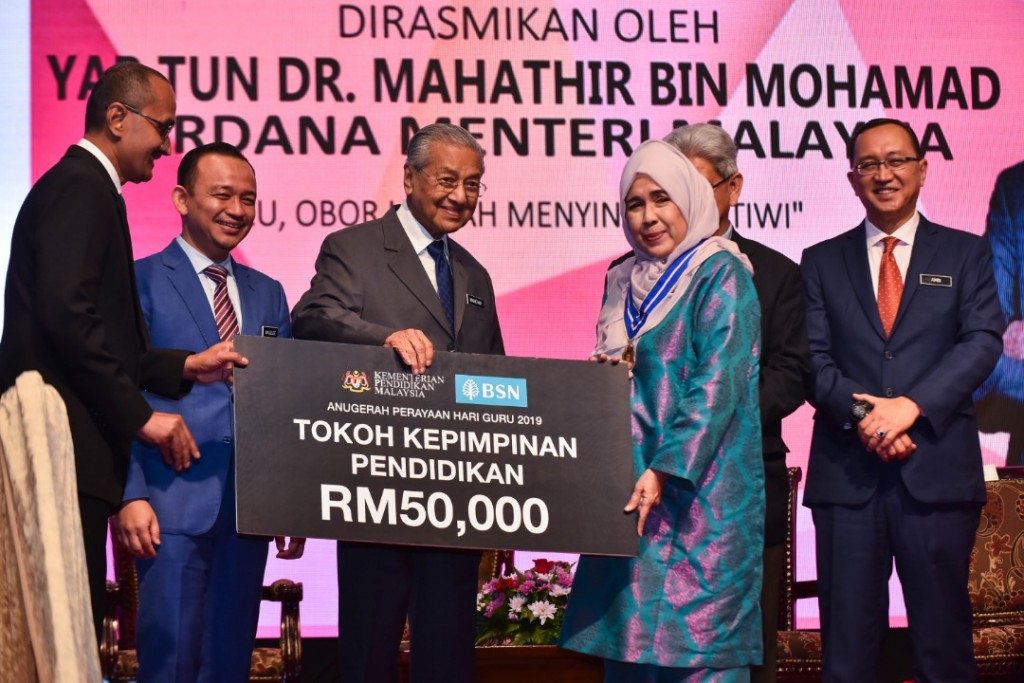 Dato Asariah bt Mior Shahruddin menerima anugerah Tokoh Pendidikan Kebangasaan daripada YAB Perdana Menteri