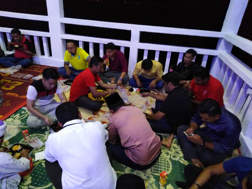 Program Kembara Sahur diakhiri dengan bacaan tahlil dan sahur bersama anak-anak tahfiz Madrasah Tahfiz Al-Quran Raudatul Ulum Bagan Belat