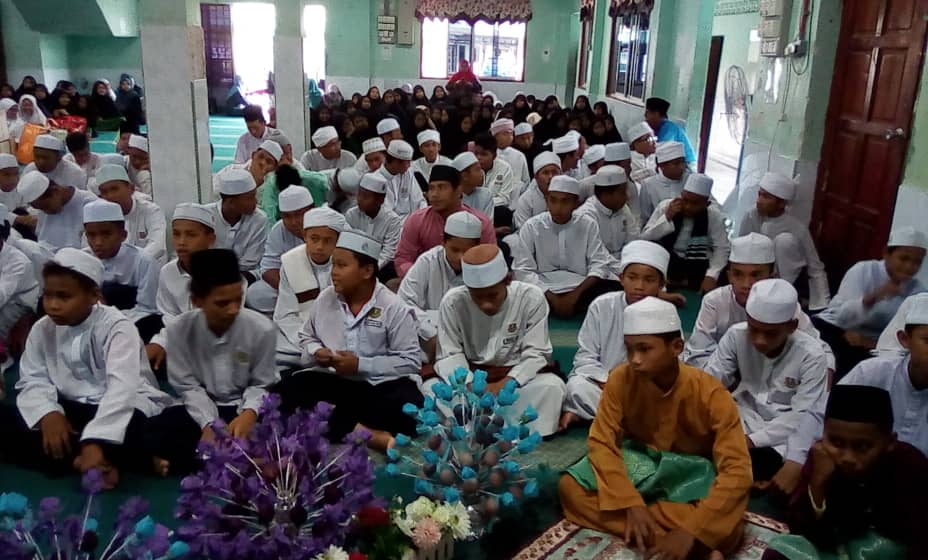 Majlis dimulakan dengan acara Khatam Al-Quran daripda pelajar sekolah dan anak yatim 