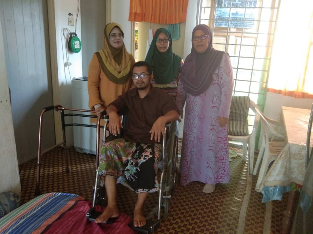 Menyampaikan kerusi roda kepada Azuwan Ahmad di Taman Rumah Kuning Kemaman