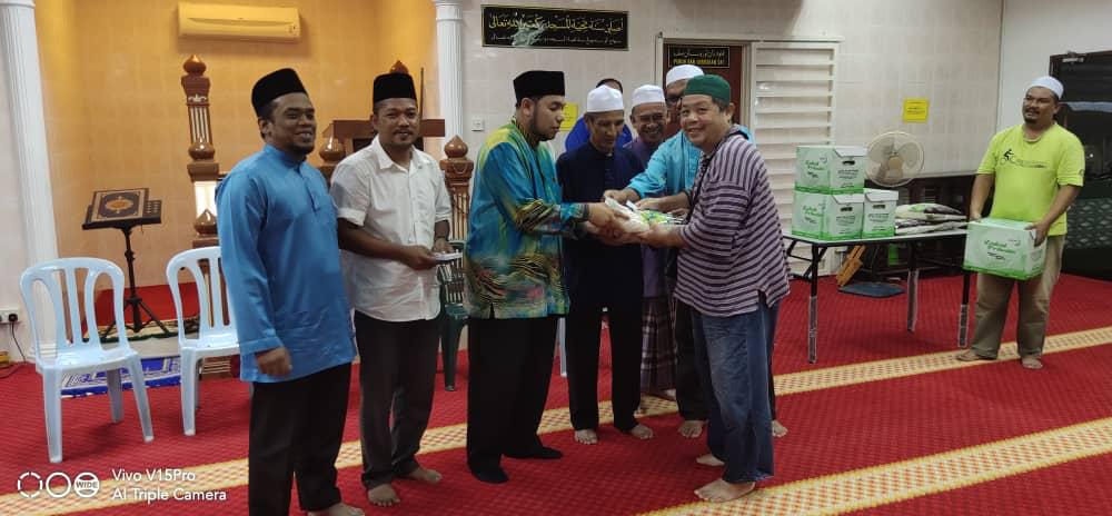 Penyampain sumbangan asnaf oleh YB Tuan Haji Mohd Tuah Ismail, Adun Pulau Betong